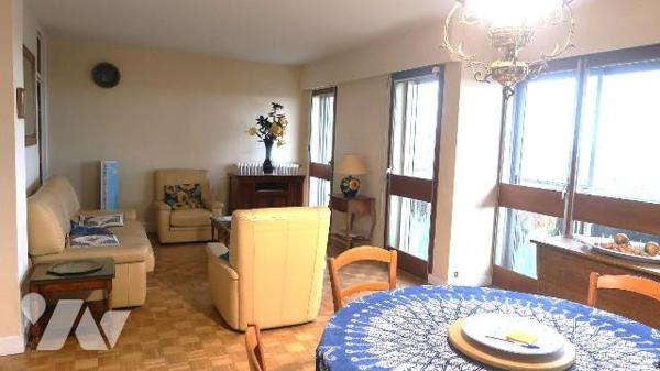 Dans Résidence proche du Centre-ville, au 6ème et dernier étage, APPARTEMENT T5 de 96m2, avec a...