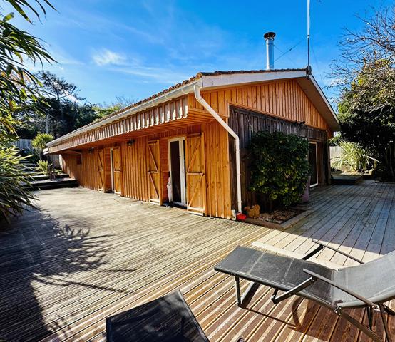 Cap Ferret plage de l’Horizon, jolie villa bois « esprit cabane » à deux pas des dunes et de l’océan avec jardin, solarium et jacuzzi