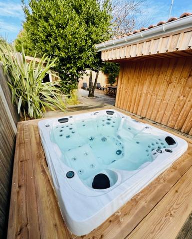 Cap Ferret plage de l’Horizon, jolie villa bois « esprit cabane » à deux pas des dunes et de l’océan avec jardin, solarium et jacuzzi
