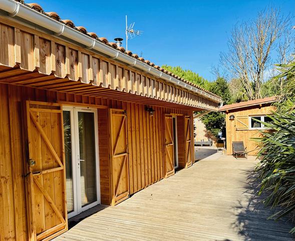 Cap Ferret plage de l’Horizon, jolie villa bois « esprit cabane » à deux pas des dunes et de l’océan avec jardin, solarium et jacuzzi