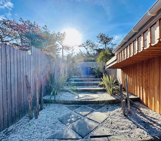 Cap Ferret plage de l’Horizon, jolie villa bois « esprit cabane » à deux pas des dunes et de l’océan avec jardin, solarium et jacuzzi
