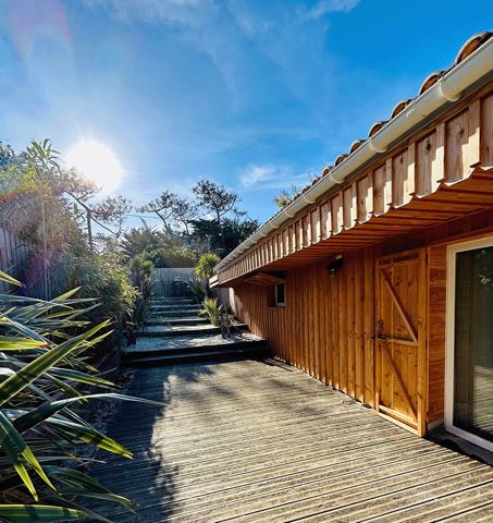 Cap Ferret plage de l’Horizon, jolie villa bois « esprit cabane » à deux pas des dunes et de l’océan avec jardin, solarium et jacuzzi