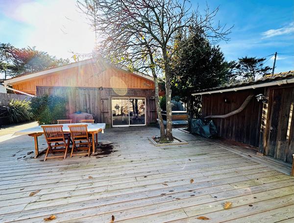 Cap Ferret plage de l’Horizon, jolie villa bois « esprit cabane » à deux pas des dunes et de l’océan avec jardin, solarium et jacuzzi