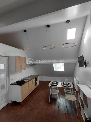 Appartement de type studio entièrement rénové au coeur de la ville de Dieppe.

A deux pas de l'église saint jacques , du café des tribunaux , des commerces , de la plage et du port.
venez découvrir ce  charmant studio rénové avec goût.

Installé rue saint jacques dans un immeuble au 4 étage (sans ascenseur) sur cour ce bien développe une surface carrez de 18 m2
mais avec un volume de presque 30 m2 offrant un espace optimisé et agréable à vivre.

Le studio se compose

d'une belle pièce de vie avec coin cuisine entièrement équipé
d'une salle d'eau moderne avec wc

Vendu meublé ce bien est idéal pour un pied- à- terre à Dieppe
Un premier achat ou un investissement locatif

Son emplacement privilégié en plein coeur du centre ville permet de profité immédiatement de toutes les commodités
et du bord de mer à pied

A visiter sans tarder !