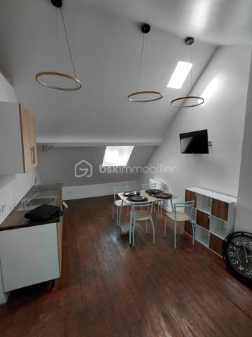 Appartement de type studio entièrement rénové au coeur de la ville de Dieppe.

A deux pas de l'église saint jacques , du café des tribunaux , des commerces , de la plage et du port.
venez découvrir ce  charmant studio rénové avec goût.

Installé rue saint jacques dans un immeuble au 4 étage (sans ascenseur) sur cour ce bien développe une surface carrez de 18 m2
mais avec un volume de presque 30 m2 offrant un espace optimisé et agréable à vivre.

Le studio se compose

d'une belle pièce de vie avec coin cuisine entièrement équipé
d'une salle d'eau moderne avec wc

Vendu meublé ce bien est idéal pour un pied- à- terre à Dieppe
Un premier achat ou un investissement locatif

Son emplacement privilégié en plein coeur du centre ville permet de profité immédiatement de toutes les commodités
et du bord de mer à pied

A visiter sans tarder !