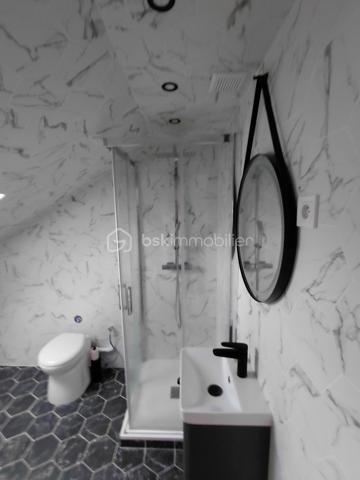 Appartement de type studio entièrement rénové au coeur de la ville de Dieppe.

A deux pas de l'église saint jacques , du café des tribunaux , des commerces , de la plage et du port.
venez découvrir ce  charmant studio rénové avec goût.

Installé rue saint jacques dans un immeuble au 4 étage (sans ascenseur) sur cour ce bien développe une surface carrez de 18 m2
mais avec un volume de presque 30 m2 offrant un espace optimisé et agréable à vivre.

Le studio se compose

d'une belle pièce de vie avec coin cuisine entièrement équipé
d'une salle d'eau moderne avec wc

Vendu meublé ce bien est idéal pour un pied- à- terre à Dieppe
Un premier achat ou un investissement locatif

Son emplacement privilégié en plein coeur du centre ville permet de profité immédiatement de toutes les commodités
et du bord de mer à pied

A visiter sans tarder !