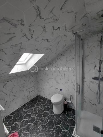 Appartement de type studio entièrement rénové au coeur de la ville de Dieppe.

A deux pas de l'église saint jacques , du café des tribunaux , des commerces , de la plage et du port.
venez découvrir ce  charmant studio rénové avec goût.

Installé rue saint jacques dans un immeuble au 4 étage (sans ascenseur) sur cour ce bien développe une surface carrez de 18 m2
mais avec un volume de presque 30 m2 offrant un espace optimisé et agréable à vivre.

Le studio se compose

d'une belle pièce de vie avec coin cuisine entièrement équipé
d'une salle d'eau moderne avec wc

Vendu meublé ce bien est idéal pour un pied- à- terre à Dieppe
Un premier achat ou un investissement locatif

Son emplacement privilégié en plein coeur du centre ville permet de profité immédiatement de toutes les commodités
et du bord de mer à pied

A visiter sans tarder !