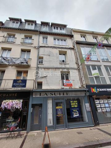 Appartement de type studio entièrement rénové au coeur de la ville de Dieppe.

A deux pas de l'église saint jacques , du café des tribunaux , des commerces , de la plage et du port.
venez découvrir ce  charmant studio rénové avec goût.

Installé rue saint jacques dans un immeuble au 4 étage (sans ascenseur) sur cour ce bien développe une surface carrez de 18 m2
mais avec un volume de presque 30 m2 offrant un espace optimisé et agréable à vivre.

Le studio se compose

d'une belle pièce de vie avec coin cuisine entièrement équipé
d'une salle d'eau moderne avec wc

Vendu meublé ce bien est idéal pour un pied- à- terre à Dieppe
Un premier achat ou un investissement locatif

Son emplacement privilégié en plein coeur du centre ville permet de profité immédiatement de toutes les commodités
et du bord de mer à pied

A visiter sans tarder !