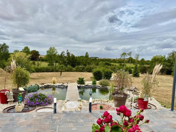 Propriété du XVIIIe rénovée dans un gout design, parc de 1/2Ha, dépendances, rivière