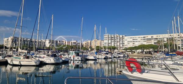 Je vous propose à la vente cet appartement traversant situé au 1er étage d'une résidence sécurisée avec ascenseur et accès PMR sur le port de Carnon.
L'appartement d'environ 81m2 habitable (68m2 Carrez) est composé d'une entrée avec placard, une cuisine aménagée avec un balconnet, une grande pièce de vie avec coin salon et salle à manger et un accès sur la terrasse avec vue sur le beau jardin de la place des Cystes, une salle de douche, 2 chambres dont une avec placards et des WC indépendants. 
L'appartement est calme, bien ventilé et proche de toutes les commodités. Des prestations essentielles: climatisation, menuiseries aluminium double vitrage, accès PMR, ascenseur, un seul appartement voisin sur le palier, résidence très bien gérée et bien entretenue.
Une opportunité à saisir!