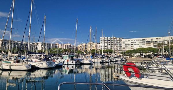 Je vous propose à la vente cet appartement traversant situé au 1er étage d'une résidence sécurisée avec ascenseur et accès PMR sur le port de Carnon.
L'appartement d'environ 81m2 habitable (68m2 Carrez) est composé d'une entrée avec placard, une cuisine aménagée avec un balconnet, une grande pièce de vie avec coin salon et salle à manger et un accès sur la terrasse avec vue sur le beau jardin de la place des Cystes, une salle de douche, 2 chambres dont une avec placards et des WC indépendants. 
L'appartement est calme, bien ventilé et proche de toutes les commodités. Des prestations essentielles: climatisation, menuiseries aluminium double vitrage, accès PMR, ascenseur, un seul appartement voisin sur le palier, résidence très bien gérée et bien entretenue.
Une opportunité à saisir!