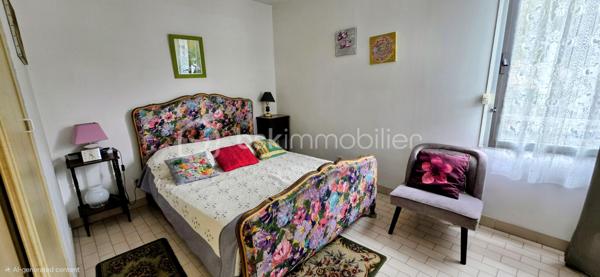Je vous propose à la vente cet appartement traversant situé au 1er étage d'une résidence sécurisée avec ascenseur et accès PMR sur le port de Carnon.
L'appartement d'environ 81m2 habitable (68m2 Carrez) est composé d'une entrée avec placard, une cuisine aménagée avec un balconnet, une grande pièce de vie avec coin salon et salle à manger et un accès sur la terrasse avec vue sur le beau jardin de la place des Cystes, une salle de douche, 2 chambres dont une avec placards et des WC indépendants. 
L'appartement est calme, bien ventilé et proche de toutes les commodités. Des prestations essentielles: climatisation, menuiseries aluminium double vitrage, accès PMR, ascenseur, un seul appartement voisin sur le palier, résidence très bien gérée et bien entretenue.
Une opportunité à saisir!