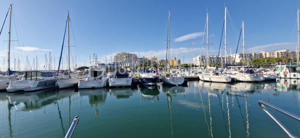 Je vous propose à la vente cet appartement traversant situé au 1er étage d'une résidence sécurisée avec ascenseur et accès PMR sur le port de Carnon.
L'appartement d'environ 81m2 habitable (68m2 Carrez) est composé d'une entrée avec placard, une cuisine aménagée avec un balconnet, une grande pièce de vie avec coin salon et salle à manger et un accès sur la terrasse avec vue sur le beau jardin de la place des Cystes, une salle de douche, 2 chambres dont une avec placards et des WC indépendants. 
L'appartement est calme, bien ventilé et proche de toutes les commodités. Des prestations essentielles: climatisation, menuiseries aluminium double vitrage, accès PMR, ascenseur, un seul appartement voisin sur le palier, résidence très bien gérée et bien entretenue.
Une opportunité à saisir!