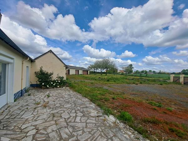 A VENDRE - MAISON DE PLAIN PIED A VILLAINES SOUS MALICORNE