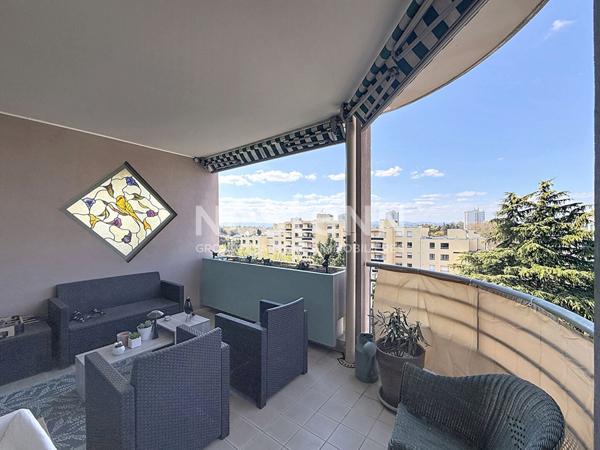 Grand Appartement 4 Pièces RENOVE MODERNE Traversant avec Terrasses Cave et Deux Garages - 69500 BRON