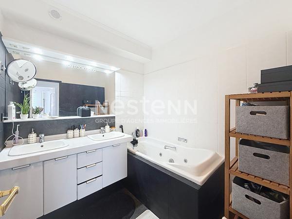 Grand Appartement 4 Pièces RENOVE MODERNE Traversant avec Terrasses Cave et Deux Garages - 69500 BRON