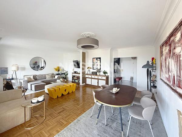 Grand Appartement 4 Pièces RENOVE MODERNE Traversant avec Terrasses Cave et Deux Garages - 69500 BRON