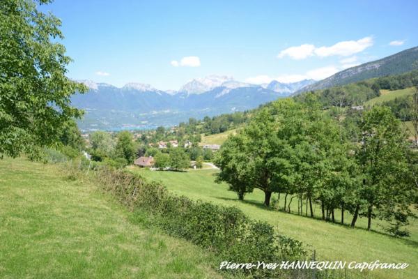 Terrain constructible de 1 020 m² avec vue panoramique – Saint-Jorioz (74)
