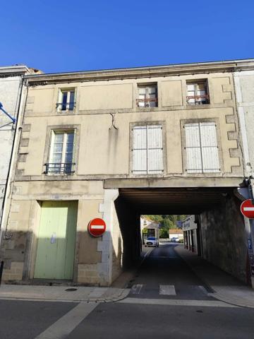Brioux-sur-Boutonne (79170) Bel immeuble de rapport