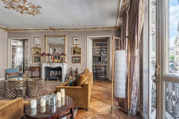 PARIS VIII ELÉGANT APPARTEMENT DE 155M2