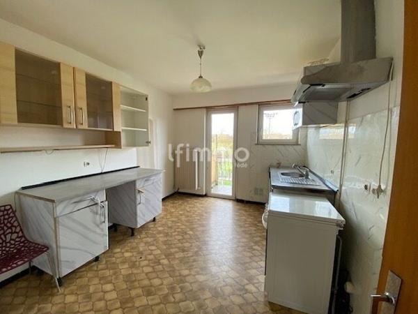 Immeuble comprenant un local commercial et deux appartements.