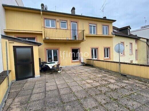 Immeuble comprenant un local commercial et deux appartements.