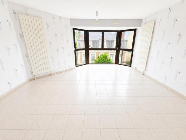 EXCLUSIVITÉ BSK IMMOBILIER – Stéphanie Masson
APPARTEMENT T3 + PARKING – Résidence Dell’Atti

Idéalement situé en plein centre-ville de Charleville-Mézières, au sein de la résidence sécurisée Dell’Atti (1988), découvrez ce lumineux appartement T3 situé au 3ᵉ étage avec ascenseur.

D’une superficie d’environ 70 m², il comprend une entrée desservant une cuisine avec balcon (1 m²), un séjour spacieux et lumineux d’environ 22 m², une buanderie, un WC indépendant, une salle de bain avec douche et baignoire ainsi que deux chambres de 10 et 11 m².

Vous bénéficierez également d’une place de parking privative en sous-sol avec accès par la rue du Théâtre.

Les + :
✔ Résidence recherchée et sécurisée
✔ Ascenseur
✔ Hyper centre-ville
✔ Très lumineux
✔ DPE performant
✔ Chaudière gaz individuelle
✔ Double vitrage + volets roulants électriques
✔ Appartement libre de toute occupation

Informations complémentaires :

Appartement précédemment loué 686 € charges comprises (mai 2026)
Fonds travaux actuellement votés jusqu’en janvier 2027 : 284,20 €/mois
Taxe foncière 1 675 €/an
Électricité d’origine 1988
Chaudière de 2005

Idéal pour une résidence principale, un investissement locatif ou une profession libérale recherchant un emplacement stratégique.

Les visites débuteront à partir du 29 mai 2026.

Si vous souhaitez obtenir un créneau de visite, je vous invite à me contacter directement au 06 59 60 36 68.