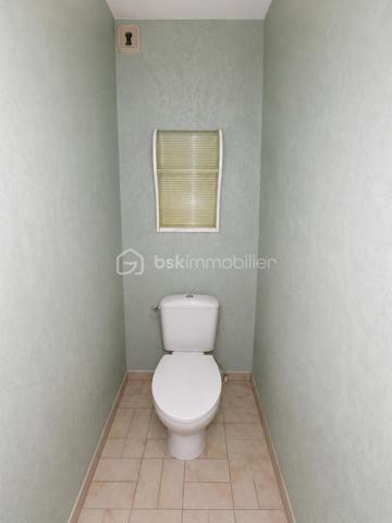 EXCLUSIVITÉ BSK IMMOBILIER – Stéphanie Masson
APPARTEMENT T3 + PARKING – Résidence Dell’Atti

Idéalement situé en plein centre-ville de Charleville-Mézières, au sein de la résidence sécurisée Dell’Atti (1988), découvrez ce lumineux appartement T3 situé au 3ᵉ étage avec ascenseur.

D’une superficie d’environ 70 m², il comprend une entrée desservant une cuisine avec balcon (1 m²), un séjour spacieux et lumineux d’environ 22 m², une buanderie, un WC indépendant, une salle de bain avec douche et baignoire ainsi que deux chambres de 10 et 11 m².

Vous bénéficierez également d’une place de parking privative en sous-sol avec accès par la rue du Théâtre.

Les + :
✔ Résidence recherchée et sécurisée
✔ Ascenseur
✔ Hyper centre-ville
✔ Très lumineux
✔ DPE performant
✔ Chaudière gaz individuelle
✔ Double vitrage + volets roulants électriques
✔ Appartement libre de toute occupation

Informations complémentaires :

Appartement précédemment loué 686 € charges comprises (mai 2026)
Fonds travaux actuellement votés jusqu’en janvier 2027 : 284,20 €/mois
Taxe foncière 1 675 €/an
Électricité d’origine 1988
Chaudière de 2005

Idéal pour une résidence principale, un investissement locatif ou une profession libérale recherchant un emplacement stratégique.

Les visites débuteront à partir du 29 mai 2026.

Si vous souhaitez obtenir un créneau de visite, je vous invite à me contacter directement au 06 59 60 36 68.
