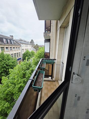 EXCLUSIVITÉ BSK IMMOBILIER – Stéphanie Masson
APPARTEMENT T3 + PARKING – Résidence Dell’Atti

Idéalement situé en plein centre-ville de Charleville-Mézières, au sein de la résidence sécurisée Dell’Atti (1988), découvrez ce lumineux appartement T3 situé au 3ᵉ étage avec ascenseur.

D’une superficie d’environ 70 m², il comprend une entrée desservant une cuisine avec balcon (1 m²), un séjour spacieux et lumineux d’environ 22 m², une buanderie, un WC indépendant, une salle de bain avec douche et baignoire ainsi que deux chambres de 10 et 11 m².

Vous bénéficierez également d’une place de parking privative en sous-sol avec accès par la rue du Théâtre.

Les + :
✔ Résidence recherchée et sécurisée
✔ Ascenseur
✔ Hyper centre-ville
✔ Très lumineux
✔ DPE performant
✔ Chaudière gaz individuelle
✔ Double vitrage + volets roulants électriques
✔ Appartement libre de toute occupation

Informations complémentaires :

Appartement précédemment loué 686 € charges comprises (mai 2026)
Fonds travaux actuellement votés jusqu’en janvier 2027 : 284,20 €/mois
Taxe foncière 1 675 €/an
Électricité d’origine 1988
Chaudière de 2005

Idéal pour une résidence principale, un investissement locatif ou une profession libérale recherchant un emplacement stratégique.

Les visites débuteront à partir du 29 mai 2026.

Si vous souhaitez obtenir un créneau de visite, je vous invite à me contacter directement au 06 59 60 36 68.