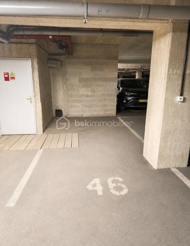 EXCLUSIVITÉ BSK IMMOBILIER – Stéphanie Masson
APPARTEMENT T3 + PARKING – Résidence Dell’Atti

Idéalement situé en plein centre-ville de Charleville-Mézières, au sein de la résidence sécurisée Dell’Atti (1988), découvrez ce lumineux appartement T3 situé au 3ᵉ étage avec ascenseur.

D’une superficie d’environ 70 m², il comprend une entrée desservant une cuisine avec balcon (1 m²), un séjour spacieux et lumineux d’environ 22 m², une buanderie, un WC indépendant, une salle de bain avec douche et baignoire ainsi que deux chambres de 10 et 11 m².

Vous bénéficierez également d’une place de parking privative en sous-sol avec accès par la rue du Théâtre.

Les + :
✔ Résidence recherchée et sécurisée
✔ Ascenseur
✔ Hyper centre-ville
✔ Très lumineux
✔ DPE performant
✔ Chaudière gaz individuelle
✔ Double vitrage + volets roulants électriques
✔ Appartement libre de toute occupation

Informations complémentaires :

Appartement précédemment loué 686 € charges comprises (mai 2026)
Fonds travaux actuellement votés jusqu’en janvier 2027 : 284,20 €/mois
Taxe foncière 1 675 €/an
Électricité d’origine 1988
Chaudière de 2005

Idéal pour une résidence principale, un investissement locatif ou une profession libérale recherchant un emplacement stratégique.

Les visites débuteront à partir du 29 mai 2026.

Si vous souhaitez obtenir un créneau de visite, je vous invite à me contacter directement au 06 59 60 36 68.
