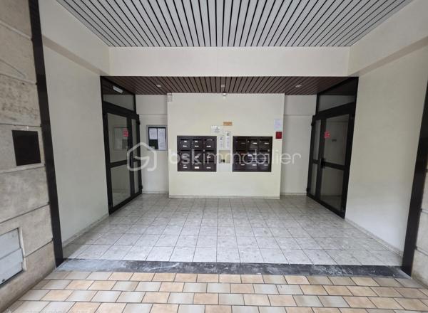 EXCLUSIVITÉ BSK IMMOBILIER – Stéphanie Masson
APPARTEMENT T3 + PARKING – Résidence Dell’Atti

Idéalement situé en plein centre-ville de Charleville-Mézières, au sein de la résidence sécurisée Dell’Atti (1988), découvrez ce lumineux appartement T3 situé au 3ᵉ étage avec ascenseur.

D’une superficie d’environ 70 m², il comprend une entrée desservant une cuisine avec balcon (1 m²), un séjour spacieux et lumineux d’environ 22 m², une buanderie, un WC indépendant, une salle de bain avec douche et baignoire ainsi que deux chambres de 10 et 11 m².

Vous bénéficierez également d’une place de parking privative en sous-sol avec accès par la rue du Théâtre.

Les + :
✔ Résidence recherchée et sécurisée
✔ Ascenseur
✔ Hyper centre-ville
✔ Très lumineux
✔ DPE performant
✔ Chaudière gaz individuelle
✔ Double vitrage + volets roulants électriques
✔ Appartement libre de toute occupation

Informations complémentaires :

Appartement précédemment loué 686 € charges comprises (mai 2026)
Fonds travaux actuellement votés jusqu’en janvier 2027 : 284,20 €/mois
Taxe foncière 1 675 €/an
Électricité d’origine 1988
Chaudière de 2005

Idéal pour une résidence principale, un investissement locatif ou une profession libérale recherchant un emplacement stratégique.

Les visites débuteront à partir du 29 mai 2026.

Si vous souhaitez obtenir un créneau de visite, je vous invite à me contacter directement au 06 59 60 36 68.