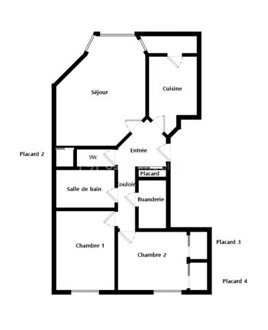 EXCLUSIVITÉ BSK IMMOBILIER – Stéphanie Masson
APPARTEMENT T3 + PARKING – Résidence Dell’Atti

Idéalement situé en plein centre-ville de Charleville-Mézières, au sein de la résidence sécurisée Dell’Atti (1988), découvrez ce lumineux appartement T3 situé au 3ᵉ étage avec ascenseur.

D’une superficie d’environ 70 m², il comprend une entrée desservant une cuisine avec balcon (1 m²), un séjour spacieux et lumineux d’environ 22 m², une buanderie, un WC indépendant, une salle de bain avec douche et baignoire ainsi que deux chambres de 10 et 11 m².

Vous bénéficierez également d’une place de parking privative en sous-sol avec accès par la rue du Théâtre.

Les + :
✔ Résidence recherchée et sécurisée
✔ Ascenseur
✔ Hyper centre-ville
✔ Très lumineux
✔ DPE performant
✔ Chaudière gaz individuelle
✔ Double vitrage + volets roulants électriques
✔ Appartement libre de toute occupation

Informations complémentaires :

Appartement précédemment loué 686 € charges comprises (mai 2026)
Fonds travaux actuellement votés jusqu’en janvier 2027 : 284,20 €/mois
Taxe foncière 1 675 €/an
Électricité d’origine 1988
Chaudière de 2005

Idéal pour une résidence principale, un investissement locatif ou une profession libérale recherchant un emplacement stratégique.

Les visites débuteront à partir du 29 mai 2026.

Si vous souhaitez obtenir un créneau de visite, je vous invite à me contacter directement au 06 59 60 36 68.