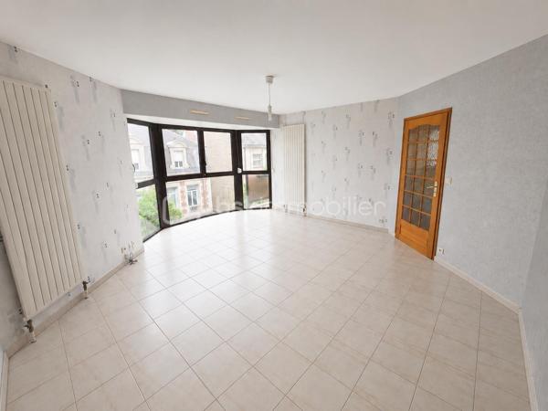 EXCLUSIVITÉ BSK IMMOBILIER – Stéphanie Masson
APPARTEMENT T3 + PARKING – Résidence Dell’Atti

Idéalement situé en plein centre-ville de Charleville-Mézières, au sein de la résidence sécurisée Dell’Atti (1988), découvrez ce lumineux appartement T3 situé au 3ᵉ étage avec ascenseur.

D’une superficie d’environ 70 m², il comprend une entrée desservant une cuisine avec balcon (1 m²), un séjour spacieux et lumineux d’environ 22 m², une buanderie, un WC indépendant, une salle de bain avec douche et baignoire ainsi que deux chambres de 10 et 11 m².

Vous bénéficierez également d’une place de parking privative en sous-sol avec accès par la rue du Théâtre.

Les + :
✔ Résidence recherchée et sécurisée
✔ Ascenseur
✔ Hyper centre-ville
✔ Très lumineux
✔ DPE performant
✔ Chaudière gaz individuelle
✔ Double vitrage + volets roulants électriques
✔ Appartement libre de toute occupation

Informations complémentaires :

Appartement précédemment loué 686 € charges comprises (mai 2026)
Fonds travaux actuellement votés jusqu’en janvier 2027 : 284,20 €/mois
Taxe foncière 1 675 €/an
Électricité d’origine 1988
Chaudière de 2005

Idéal pour une résidence principale, un investissement locatif ou une profession libérale recherchant un emplacement stratégique.

Les visites débuteront à partir du 29 mai 2026.

Si vous souhaitez obtenir un créneau de visite, je vous invite à me contacter directement au 06 59 60 36 68.