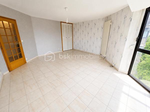 EXCLUSIVITÉ BSK IMMOBILIER – Stéphanie Masson
APPARTEMENT T3 + PARKING – Résidence Dell’Atti

Idéalement situé en plein centre-ville de Charleville-Mézières, au sein de la résidence sécurisée Dell’Atti (1988), découvrez ce lumineux appartement T3 situé au 3ᵉ étage avec ascenseur.

D’une superficie d’environ 70 m², il comprend une entrée desservant une cuisine avec balcon (1 m²), un séjour spacieux et lumineux d’environ 22 m², une buanderie, un WC indépendant, une salle de bain avec douche et baignoire ainsi que deux chambres de 10 et 11 m².

Vous bénéficierez également d’une place de parking privative en sous-sol avec accès par la rue du Théâtre.

Les + :
✔ Résidence recherchée et sécurisée
✔ Ascenseur
✔ Hyper centre-ville
✔ Très lumineux
✔ DPE performant
✔ Chaudière gaz individuelle
✔ Double vitrage + volets roulants électriques
✔ Appartement libre de toute occupation

Informations complémentaires :

Appartement précédemment loué 686 € charges comprises (mai 2026)
Fonds travaux actuellement votés jusqu’en janvier 2027 : 284,20 €/mois
Taxe foncière 1 675 €/an
Électricité d’origine 1988
Chaudière de 2005

Idéal pour une résidence principale, un investissement locatif ou une profession libérale recherchant un emplacement stratégique.

Les visites débuteront à partir du 29 mai 2026.

Si vous souhaitez obtenir un créneau de visite, je vous invite à me contacter directement au 06 59 60 36 68.