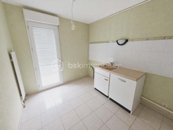EXCLUSIVITÉ BSK IMMOBILIER – Stéphanie Masson
APPARTEMENT T3 + PARKING – Résidence Dell’Atti

Idéalement situé en plein centre-ville de Charleville-Mézières, au sein de la résidence sécurisée Dell’Atti (1988), découvrez ce lumineux appartement T3 situé au 3ᵉ étage avec ascenseur.

D’une superficie d’environ 70 m², il comprend une entrée desservant une cuisine avec balcon (1 m²), un séjour spacieux et lumineux d’environ 22 m², une buanderie, un WC indépendant, une salle de bain avec douche et baignoire ainsi que deux chambres de 10 et 11 m².

Vous bénéficierez également d’une place de parking privative en sous-sol avec accès par la rue du Théâtre.

Les + :
✔ Résidence recherchée et sécurisée
✔ Ascenseur
✔ Hyper centre-ville
✔ Très lumineux
✔ DPE performant
✔ Chaudière gaz individuelle
✔ Double vitrage + volets roulants électriques
✔ Appartement libre de toute occupation

Informations complémentaires :

Appartement précédemment loué 686 € charges comprises (mai 2026)
Fonds travaux actuellement votés jusqu’en janvier 2027 : 284,20 €/mois
Taxe foncière 1 675 €/an
Électricité d’origine 1988
Chaudière de 2005

Idéal pour une résidence principale, un investissement locatif ou une profession libérale recherchant un emplacement stratégique.

Les visites débuteront à partir du 29 mai 2026.

Si vous souhaitez obtenir un créneau de visite, je vous invite à me contacter directement au 06 59 60 36 68.