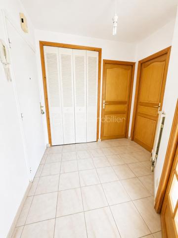 EXCLUSIVITÉ BSK IMMOBILIER – Stéphanie Masson
APPARTEMENT T3 + PARKING – Résidence Dell’Atti

Idéalement situé en plein centre-ville de Charleville-Mézières, au sein de la résidence sécurisée Dell’Atti (1988), découvrez ce lumineux appartement T3 situé au 3ᵉ étage avec ascenseur.

D’une superficie d’environ 70 m², il comprend une entrée desservant une cuisine avec balcon (1 m²), un séjour spacieux et lumineux d’environ 22 m², une buanderie, un WC indépendant, une salle de bain avec douche et baignoire ainsi que deux chambres de 10 et 11 m².

Vous bénéficierez également d’une place de parking privative en sous-sol avec accès par la rue du Théâtre.

Les + :
✔ Résidence recherchée et sécurisée
✔ Ascenseur
✔ Hyper centre-ville
✔ Très lumineux
✔ DPE performant
✔ Chaudière gaz individuelle
✔ Double vitrage + volets roulants électriques
✔ Appartement libre de toute occupation

Informations complémentaires :

Appartement précédemment loué 686 € charges comprises (mai 2026)
Fonds travaux actuellement votés jusqu’en janvier 2027 : 284,20 €/mois
Taxe foncière 1 675 €/an
Électricité d’origine 1988
Chaudière de 2005

Idéal pour une résidence principale, un investissement locatif ou une profession libérale recherchant un emplacement stratégique.

Les visites débuteront à partir du 29 mai 2026.

Si vous souhaitez obtenir un créneau de visite, je vous invite à me contacter directement au 06 59 60 36 68.