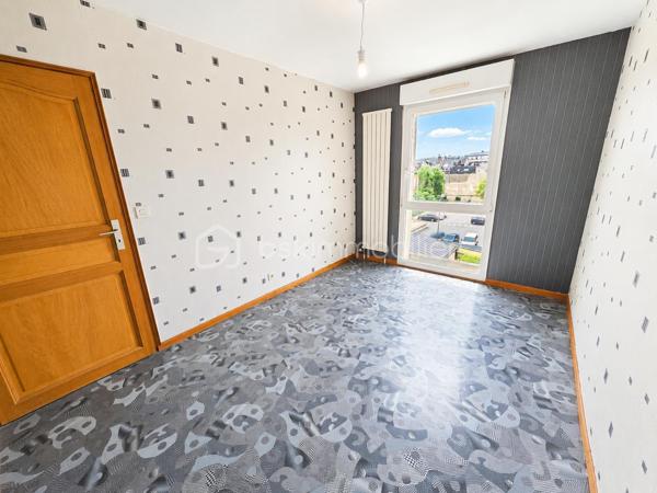 EXCLUSIVITÉ BSK IMMOBILIER – Stéphanie Masson
APPARTEMENT T3 + PARKING – Résidence Dell’Atti

Idéalement situé en plein centre-ville de Charleville-Mézières, au sein de la résidence sécurisée Dell’Atti (1988), découvrez ce lumineux appartement T3 situé au 3ᵉ étage avec ascenseur.

D’une superficie d’environ 70 m², il comprend une entrée desservant une cuisine avec balcon (1 m²), un séjour spacieux et lumineux d’environ 22 m², une buanderie, un WC indépendant, une salle de bain avec douche et baignoire ainsi que deux chambres de 10 et 11 m².

Vous bénéficierez également d’une place de parking privative en sous-sol avec accès par la rue du Théâtre.

Les + :
✔ Résidence recherchée et sécurisée
✔ Ascenseur
✔ Hyper centre-ville
✔ Très lumineux
✔ DPE performant
✔ Chaudière gaz individuelle
✔ Double vitrage + volets roulants électriques
✔ Appartement libre de toute occupation

Informations complémentaires :

Appartement précédemment loué 686 € charges comprises (mai 2026)
Fonds travaux actuellement votés jusqu’en janvier 2027 : 284,20 €/mois
Taxe foncière 1 675 €/an
Électricité d’origine 1988
Chaudière de 2005

Idéal pour une résidence principale, un investissement locatif ou une profession libérale recherchant un emplacement stratégique.

Les visites débuteront à partir du 29 mai 2026.

Si vous souhaitez obtenir un créneau de visite, je vous invite à me contacter directement au 06 59 60 36 68.