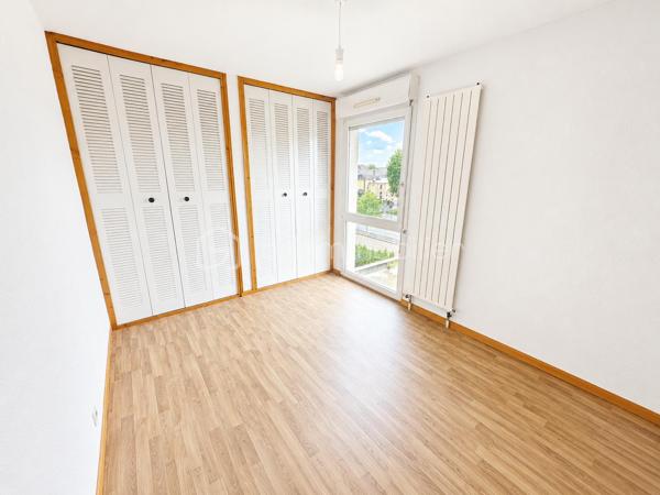 EXCLUSIVITÉ BSK IMMOBILIER – Stéphanie Masson
APPARTEMENT T3 + PARKING – Résidence Dell’Atti

Idéalement situé en plein centre-ville de Charleville-Mézières, au sein de la résidence sécurisée Dell’Atti (1988), découvrez ce lumineux appartement T3 situé au 3ᵉ étage avec ascenseur.

D’une superficie d’environ 70 m², il comprend une entrée desservant une cuisine avec balcon (1 m²), un séjour spacieux et lumineux d’environ 22 m², une buanderie, un WC indépendant, une salle de bain avec douche et baignoire ainsi que deux chambres de 10 et 11 m².

Vous bénéficierez également d’une place de parking privative en sous-sol avec accès par la rue du Théâtre.

Les + :
✔ Résidence recherchée et sécurisée
✔ Ascenseur
✔ Hyper centre-ville
✔ Très lumineux
✔ DPE performant
✔ Chaudière gaz individuelle
✔ Double vitrage + volets roulants électriques
✔ Appartement libre de toute occupation

Informations complémentaires :

Appartement précédemment loué 686 € charges comprises (mai 2026)
Fonds travaux actuellement votés jusqu’en janvier 2027 : 284,20 €/mois
Taxe foncière 1 675 €/an
Électricité d’origine 1988
Chaudière de 2005

Idéal pour une résidence principale, un investissement locatif ou une profession libérale recherchant un emplacement stratégique.

Les visites débuteront à partir du 29 mai 2026.

Si vous souhaitez obtenir un créneau de visite, je vous invite à me contacter directement au 06 59 60 36 68.