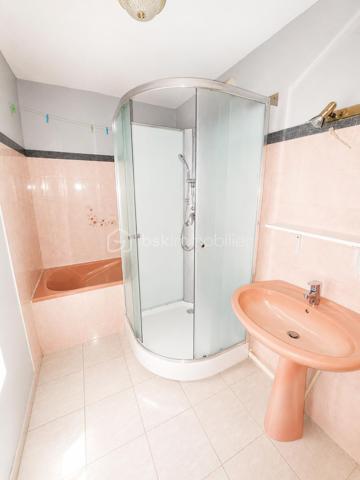 EXCLUSIVITÉ BSK IMMOBILIER – Stéphanie Masson
APPARTEMENT T3 + PARKING – Résidence Dell’Atti

Idéalement situé en plein centre-ville de Charleville-Mézières, au sein de la résidence sécurisée Dell’Atti (1988), découvrez ce lumineux appartement T3 situé au 3ᵉ étage avec ascenseur.

D’une superficie d’environ 70 m², il comprend une entrée desservant une cuisine avec balcon (1 m²), un séjour spacieux et lumineux d’environ 22 m², une buanderie, un WC indépendant, une salle de bain avec douche et baignoire ainsi que deux chambres de 10 et 11 m².

Vous bénéficierez également d’une place de parking privative en sous-sol avec accès par la rue du Théâtre.

Les + :
✔ Résidence recherchée et sécurisée
✔ Ascenseur
✔ Hyper centre-ville
✔ Très lumineux
✔ DPE performant
✔ Chaudière gaz individuelle
✔ Double vitrage + volets roulants électriques
✔ Appartement libre de toute occupation

Informations complémentaires :

Appartement précédemment loué 686 € charges comprises (mai 2026)
Fonds travaux actuellement votés jusqu’en janvier 2027 : 284,20 €/mois
Taxe foncière 1 675 €/an
Électricité d’origine 1988
Chaudière de 2005

Idéal pour une résidence principale, un investissement locatif ou une profession libérale recherchant un emplacement stratégique.

Les visites débuteront à partir du 29 mai 2026.

Si vous souhaitez obtenir un créneau de visite, je vous invite à me contacter directement au 06 59 60 36 68.
