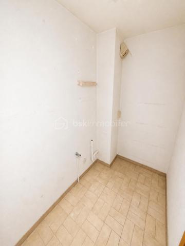 EXCLUSIVITÉ BSK IMMOBILIER – Stéphanie Masson
APPARTEMENT T3 + PARKING – Résidence Dell’Atti

Idéalement situé en plein centre-ville de Charleville-Mézières, au sein de la résidence sécurisée Dell’Atti (1988), découvrez ce lumineux appartement T3 situé au 3ᵉ étage avec ascenseur.

D’une superficie d’environ 70 m², il comprend une entrée desservant une cuisine avec balcon (1 m²), un séjour spacieux et lumineux d’environ 22 m², une buanderie, un WC indépendant, une salle de bain avec douche et baignoire ainsi que deux chambres de 10 et 11 m².

Vous bénéficierez également d’une place de parking privative en sous-sol avec accès par la rue du Théâtre.

Les + :
✔ Résidence recherchée et sécurisée
✔ Ascenseur
✔ Hyper centre-ville
✔ Très lumineux
✔ DPE performant
✔ Chaudière gaz individuelle
✔ Double vitrage + volets roulants électriques
✔ Appartement libre de toute occupation

Informations complémentaires :

Appartement précédemment loué 686 € charges comprises (mai 2026)
Fonds travaux actuellement votés jusqu’en janvier 2027 : 284,20 €/mois
Taxe foncière 1 675 €/an
Électricité d’origine 1988
Chaudière de 2005

Idéal pour une résidence principale, un investissement locatif ou une profession libérale recherchant un emplacement stratégique.

Les visites débuteront à partir du 29 mai 2026.

Si vous souhaitez obtenir un créneau de visite, je vous invite à me contacter directement au 06 59 60 36 68.