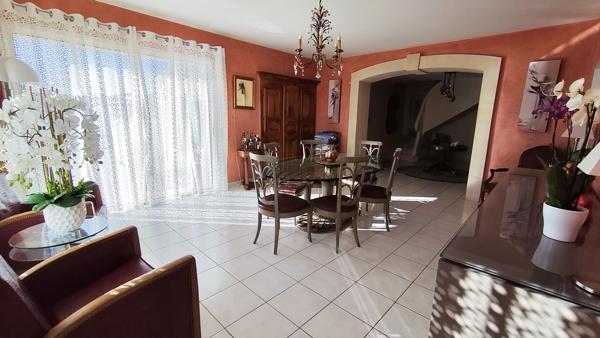 Maison familiale avec piscine sur 1 800 m² Saint-Martin-de-Valgalgues (30520)