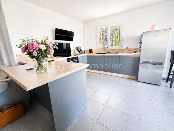 EXCLUSIVITE - RARE dans le secteur !
Dans un environnement vallonné et agréable de Limoux, découvrez cette maison de 2022 d' environ 88 m² avec vue en hauteur dégagée sur la forêt. Elle bénéficie d'un jardin clotu
ré avec portail et parking intérieur.
Dès l'entrée, vous serez séduit par la luminosité de la pièce climatisée. Une très belle cuisine  équipée, un salon intime, des terrasses, 3 chambres, WC, cellier et salle de bain avec douche italienne. DPE A  - TF 1600 €
Un bien confortable, économique, parfait pour une famille, un couple ou des retraités recherchant le calme tout en restant proche des commodités.