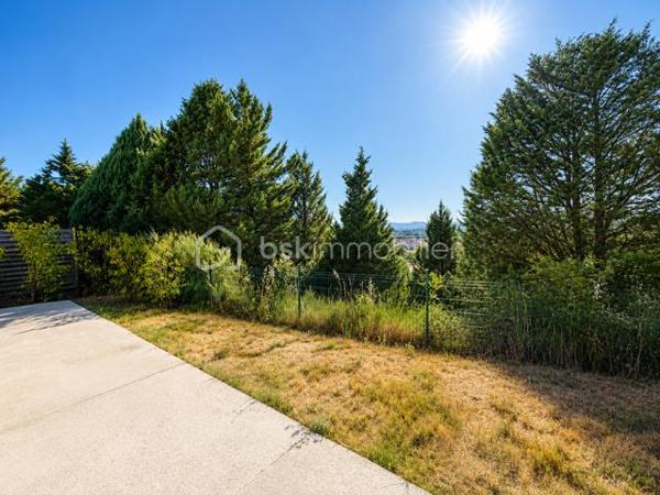 EXCLUSIVITE - RARE dans le secteur !
Dans un environnement vallonné et agréable de Limoux, découvrez cette maison de 2022 d' environ 88 m² avec vue en hauteur dégagée sur la forêt. Elle bénéficie d'un jardin clotu
ré avec portail et parking intérieur.
Dès l'entrée, vous serez séduit par la luminosité de la pièce climatisée. Une très belle cuisine  équipée, un salon intime, des terrasses, 3 chambres, WC, cellier et salle de bain avec douche italienne. DPE A  - TF 1600 €
Un bien confortable, économique, parfait pour une famille, un couple ou des retraités recherchant le calme tout en restant proche des commodités.