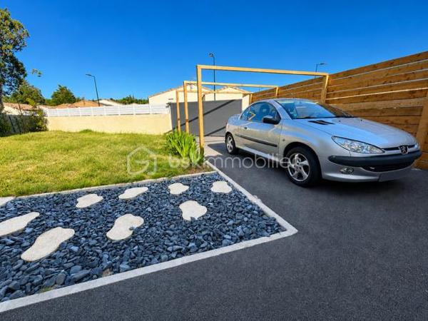 EXCLUSIVITE - RARE dans le secteur !
Dans un environnement vallonné et agréable de Limoux, découvrez cette maison de 2022 d' environ 88 m² avec vue en hauteur dégagée sur la forêt. Elle bénéficie d'un jardin clotu
ré avec portail et parking intérieur.
Dès l'entrée, vous serez séduit par la luminosité de la pièce climatisée. Une très belle cuisine  équipée, un salon intime, des terrasses, 3 chambres, WC, cellier et salle de bain avec douche italienne. DPE A  - TF 1600 €
Un bien confortable, économique, parfait pour une famille, un couple ou des retraités recherchant le calme tout en restant proche des commodités.