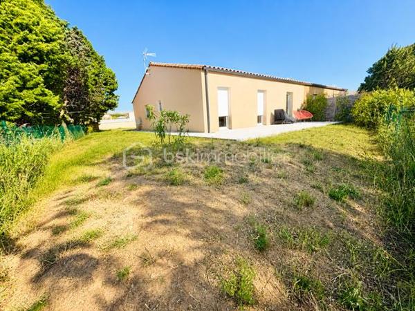 EXCLUSIVITE - RARE dans le secteur !
Dans un environnement vallonné et agréable de Limoux, découvrez cette maison de 2022 d' environ 88 m² avec vue en hauteur dégagée sur la forêt. Elle bénéficie d'un jardin clotu
ré avec portail et parking intérieur.
Dès l'entrée, vous serez séduit par la luminosité de la pièce climatisée. Une très belle cuisine  équipée, un salon intime, des terrasses, 3 chambres, WC, cellier et salle de bain avec douche italienne. DPE A  - TF 1600 €
Un bien confortable, économique, parfait pour une famille, un couple ou des retraités recherchant le calme tout en restant proche des commodités.
