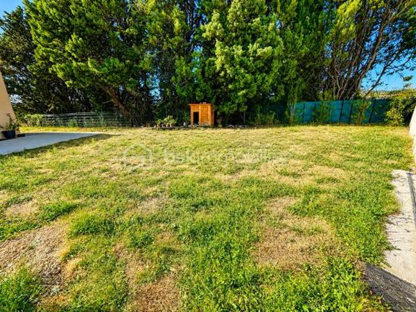 EXCLUSIVITE - RARE dans le secteur !
Dans un environnement vallonné et agréable de Limoux, découvrez cette maison de 2022 d' environ 88 m² avec vue en hauteur dégagée sur la forêt. Elle bénéficie d'un jardin clotu
ré avec portail et parking intérieur.
Dès l'entrée, vous serez séduit par la luminosité de la pièce climatisée. Une très belle cuisine  équipée, un salon intime, des terrasses, 3 chambres, WC, cellier et salle de bain avec douche italienne. DPE A  - TF 1600 €
Un bien confortable, économique, parfait pour une famille, un couple ou des retraités recherchant le calme tout en restant proche des commodités.