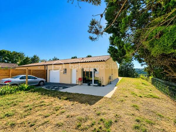 EXCLUSIVITE - RARE dans le secteur !
Dans un environnement vallonné et agréable de Limoux, découvrez cette maison de 2022 d' environ 88 m² avec vue en hauteur dégagée sur la forêt. Elle bénéficie d'un jardin clotu
ré avec portail et parking intérieur.
Dès l'entrée, vous serez séduit par la luminosité de la pièce climatisée. Une très belle cuisine  équipée, un salon intime, des terrasses, 3 chambres, WC, cellier et salle de bain avec douche italienne. DPE A  - TF 1600 €
Un bien confortable, économique, parfait pour une famille, un couple ou des retraités recherchant le calme tout en restant proche des commodités.
