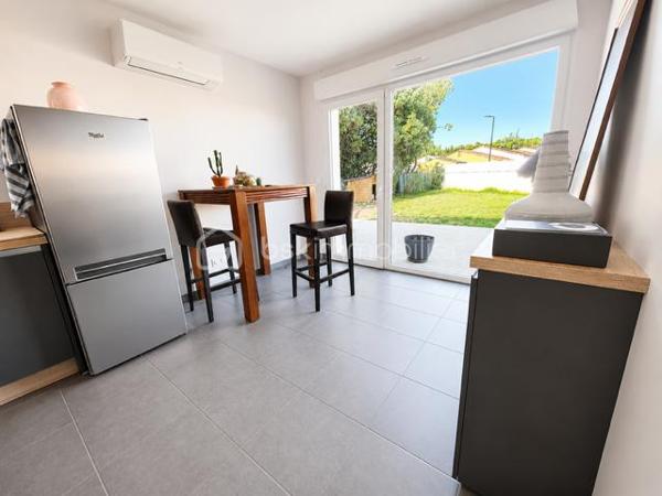 EXCLUSIVITE - RARE dans le secteur !
Dans un environnement vallonné et agréable de Limoux, découvrez cette maison de 2022 d' environ 88 m² avec vue en hauteur dégagée sur la forêt. Elle bénéficie d'un jardin clotu
ré avec portail et parking intérieur.
Dès l'entrée, vous serez séduit par la luminosité de la pièce climatisée. Une très belle cuisine  équipée, un salon intime, des terrasses, 3 chambres, WC, cellier et salle de bain avec douche italienne. DPE A  - TF 1600 €
Un bien confortable, économique, parfait pour une famille, un couple ou des retraités recherchant le calme tout en restant proche des commodités.