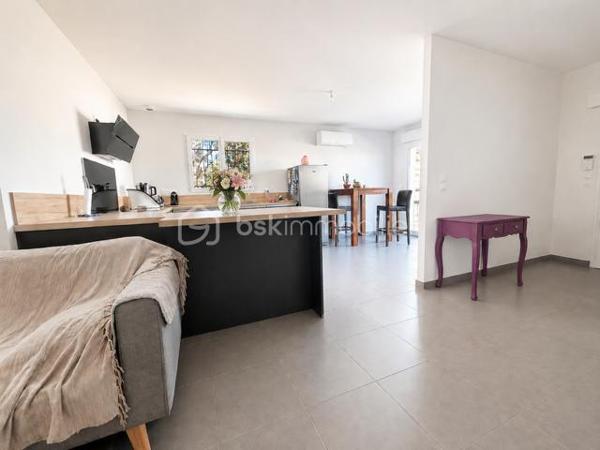 EXCLUSIVITE - RARE dans le secteur !
Dans un environnement vallonné et agréable de Limoux, découvrez cette maison de 2022 d' environ 88 m² avec vue en hauteur dégagée sur la forêt. Elle bénéficie d'un jardin clotu
ré avec portail et parking intérieur.
Dès l'entrée, vous serez séduit par la luminosité de la pièce climatisée. Une très belle cuisine  équipée, un salon intime, des terrasses, 3 chambres, WC, cellier et salle de bain avec douche italienne. DPE A  - TF 1600 €
Un bien confortable, économique, parfait pour une famille, un couple ou des retraités recherchant le calme tout en restant proche des commodités.