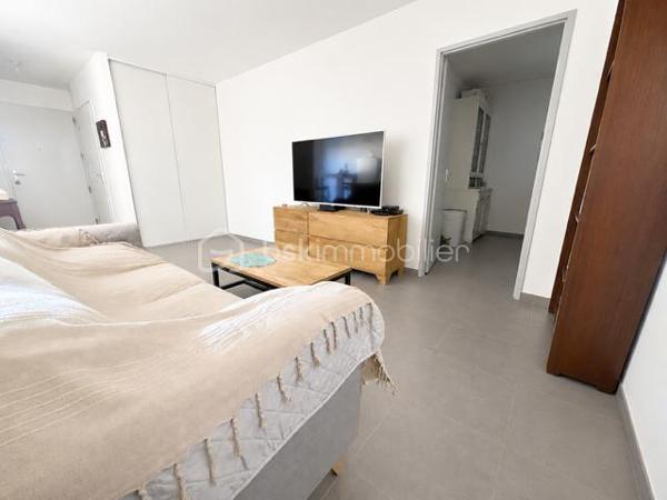 EXCLUSIVITE - RARE dans le secteur !
Dans un environnement vallonné et agréable de Limoux, découvrez cette maison de 2022 d' environ 88 m² avec vue en hauteur dégagée sur la forêt. Elle bénéficie d'un jardin clotu
ré avec portail et parking intérieur.
Dès l'entrée, vous serez séduit par la luminosité de la pièce climatisée. Une très belle cuisine  équipée, un salon intime, des terrasses, 3 chambres, WC, cellier et salle de bain avec douche italienne. DPE A  - TF 1600 €
Un bien confortable, économique, parfait pour une famille, un couple ou des retraités recherchant le calme tout en restant proche des commodités.